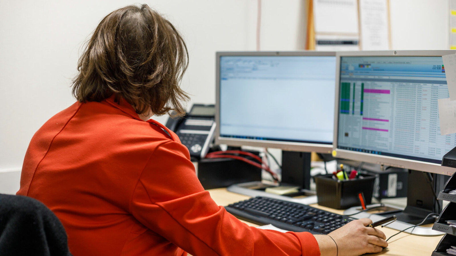 woman working on computer woman working on computer